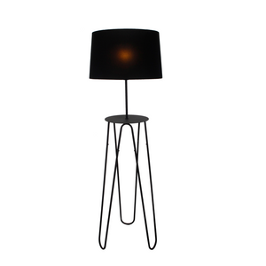 Die schwarze Stehleuchte Venezia bringt industriellen Charme in jedes Wohnzimmer. Perfekt für stimmungsvolle Akzente.