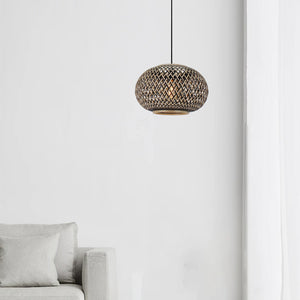 Die beige Pendelleuchte Weaving verbreitet ein warmes, einladendes Licht.