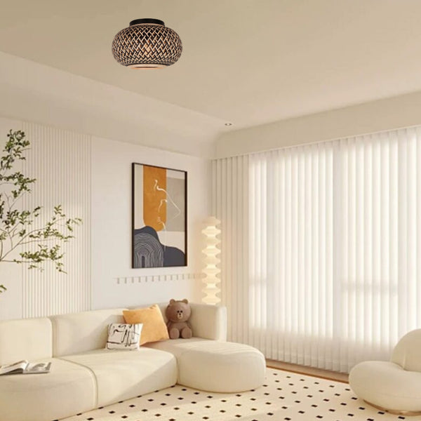 Detailaufnahme der runden Deckenleuchte Weaving in natürlicher Farbe. Ihr modernes Design bringt warmes Licht in jeden Raum.