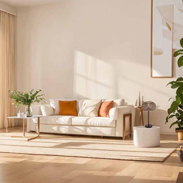 Die braune Tischleuchte Weaving begeistert mit ihrem einzigartigen Design. Perfekt für eine warme, einladende Atmosphäre.
