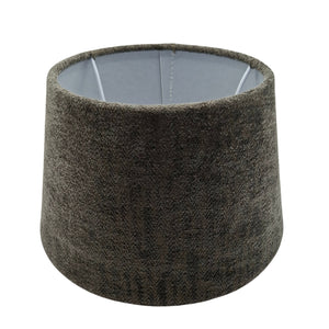 Der anthrazitfarbene Lampenschirm Drum bringt modernen Charme in jeden Raum. Ideal für stimmungsvolle Lichtakzente.