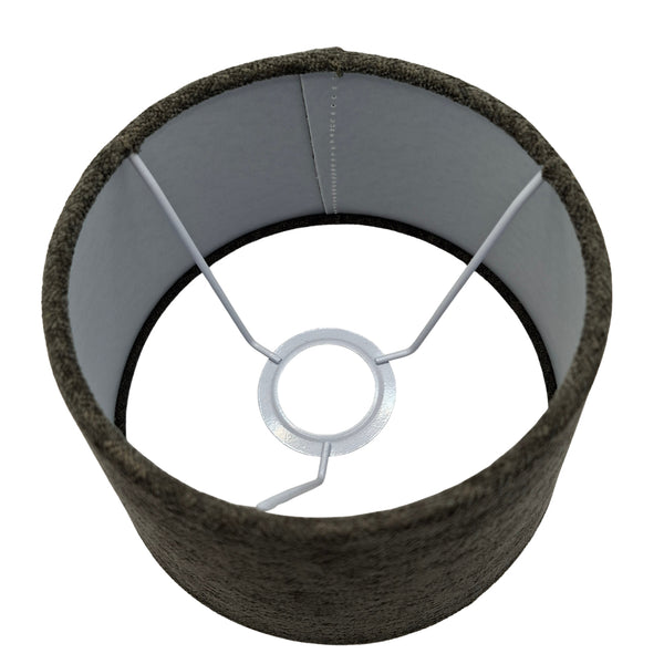 Der anthrazitfarbene Lampenschirm Drum aus der Wooly-Serie bringt zeitlose Eleganz in jeden Raum.
