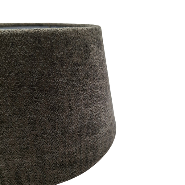 Detailansicht des anthrazitfarbenen Lampenschirms Wooly. Ideal für moderne Räume und sorgt für gemütliches Licht.