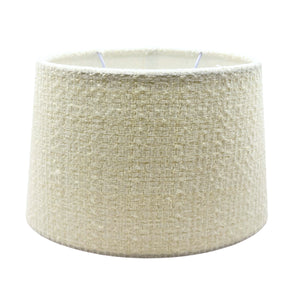 Der cremefarbene Lampenschirm Oval aus der Wooly-Serie bringt modernes Flair in jeden Raum. Ideal für angenehmes Licht.