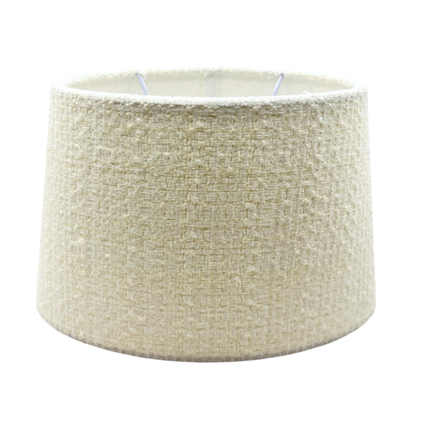 Der cremefarbene Lampenschirm Oval aus der Wooly-Serie bringt modernes Flair in jeden Raum. Ideal für angenehmes Licht.