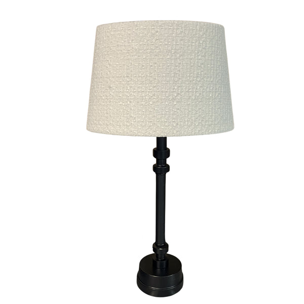 Der ovale Lampenschirm in Creme verleiht jedem Raum eine moderne Note. Ideal für stimmungsvolle Beleuchtungseffekte.
