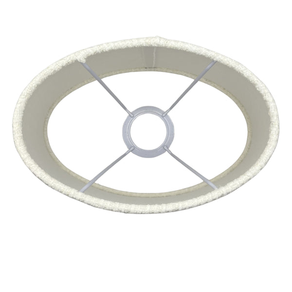 Eleganter cremefarbener Lampenschirm in ovaler Form. Perfekt für moderne Einrichtungen und stimmungsvolles Licht.