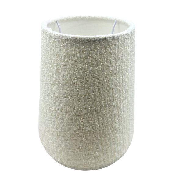 Der cremefarbene Lampenschirm Wooly in ovaler Form bringt modernes Flair in jeden Raum.