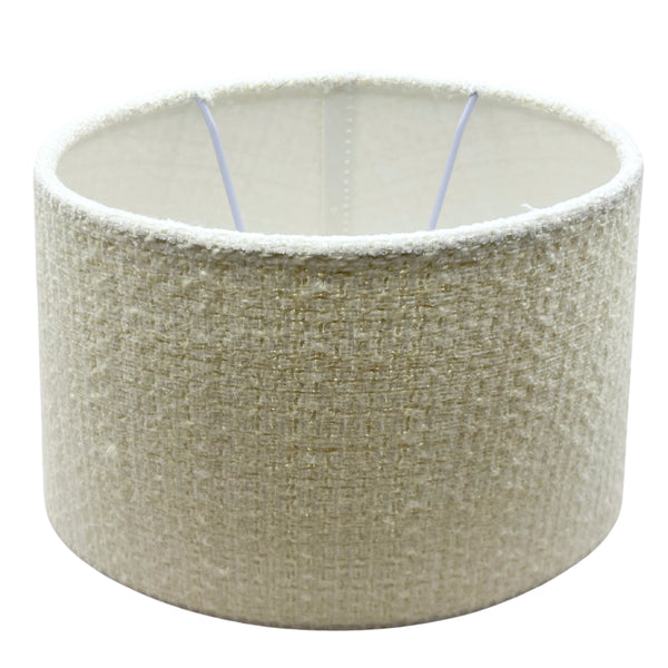 Der ovale Lampenschirm in Creme aus der Wooly-Serie setzt moderne Akzente. Ideal für eine behagliche Beleuchtung.