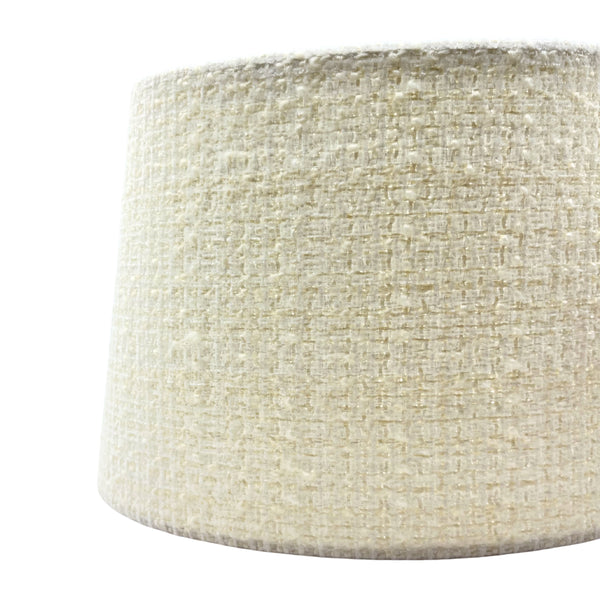 Detailaufnahme des ovalen Lampenschirms Wooly in Creme. Er verleiht jedem Raum eine moderne, gemütliche Atmosphäre.