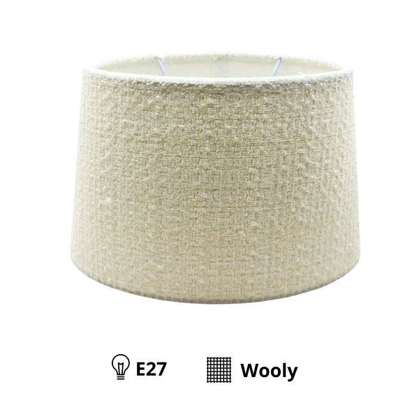 Detailaufnahme des ovalen creme Lampenschirms aus der Wooly-Serie. Modernes Design für stimmungsvolles Licht im Raum.