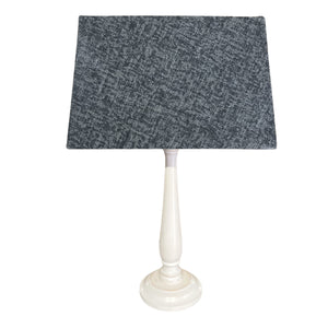 Der dunkelgraue Lampenschirm Conica bringt modernes Flair in Ihr Zuhause. Ideal für stilvolle Akzente bei jeder Beleuchtung.