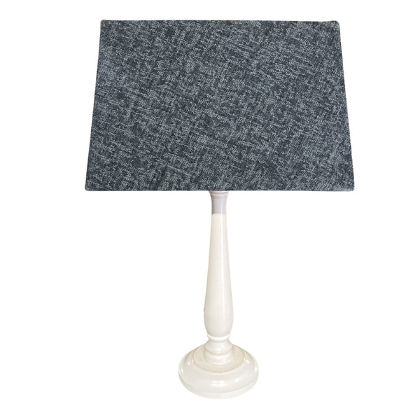 Der dunkelgraue Lampenschirm Conica bringt modernes Flair in Ihr Zuhause. Ideal für stilvolle Akzente bei jeder Beleuchtung.