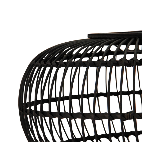 Detailaufnahme der modernen Woven Pendelleuchte in Schwarz. Ihr einzigartiges Design setzt beeindruckende Akzente im Raum.