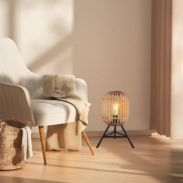 Die beige Tischleuchte Woven bringt Wärme in jeden Raum. Ihr modernes Design schafft eine einladende Atmosphäre.