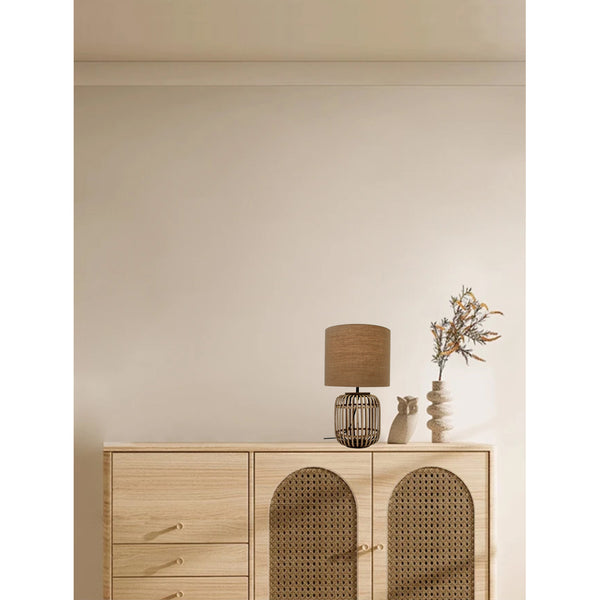 Die hellbraune Woven Tischleuchte bringt Natur-Charme in moderne Interiors. Ideal für eine gemütliche Atmosphäre am Tisch.