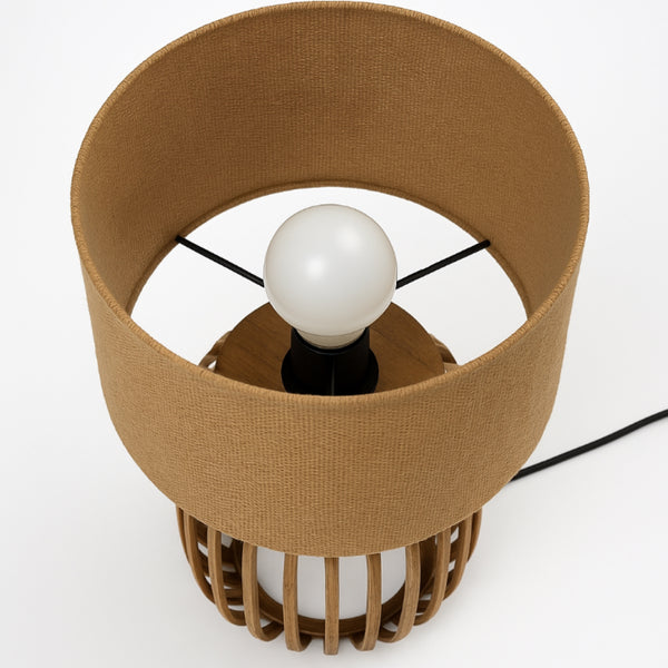 Detailaufnahme der hellbraunen Woven Tischleuchte. Ihr modernes Design fügt sich harmonisch in jedes natürliche Ambiente ein.