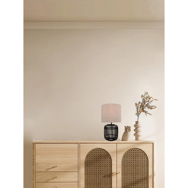Die schwarze Woven Tischleuchte bringt modernes Flair in jeden Raum. Ideal für stimmungsvolle Abende und gemütliche Stunden.