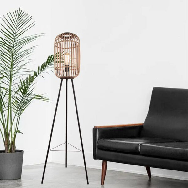 Die beige Woven Stehleuchte mit elegantem Design schafft eine gemütliche Atmosphäre und setzt stilvolle Akzente im Raum.
