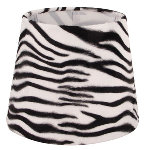 Der Zebra-Lampenschirm in Weiß und Schwarz bringt einen modernen Akzent in jeden Raum.