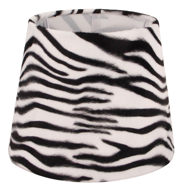 Der Zebra-Lampenschirm in Weiß und Schwarz bringt einen modernen Akzent in jeden Raum.