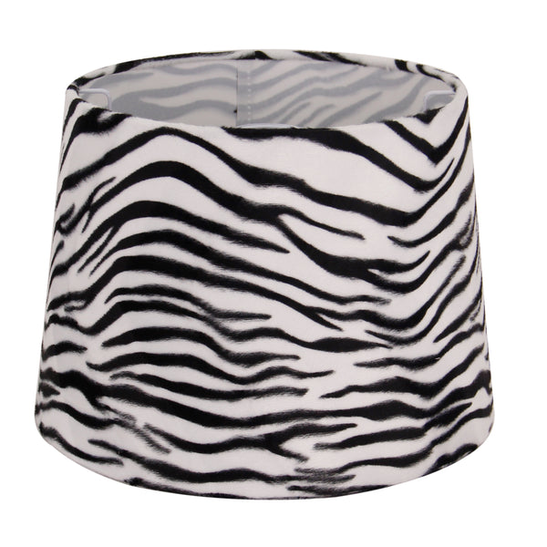 Der dekorative Lampenschirm Zebra in Schwarz und Weiß bringt asiatische Eleganz in Ihr Zuhause.