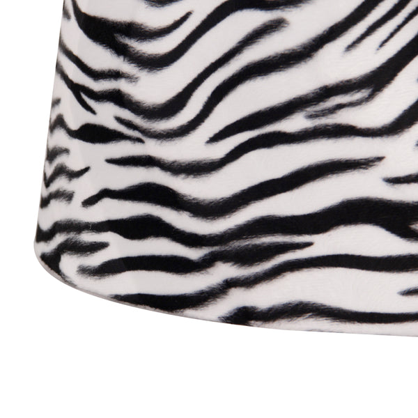 Detailansicht des Zebra-Lampenschirms in Weiß und Schwarz. Perfekt für einen modernen Japandi-Stil in jedem Raum.