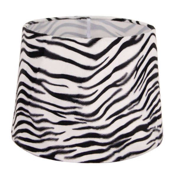 Detaillierter Lampenschirm in Zebra-Design mit harmonischen Schwarz-Weiß-Kontrasten. Perfekt für einen modernen Japandi-Stil.