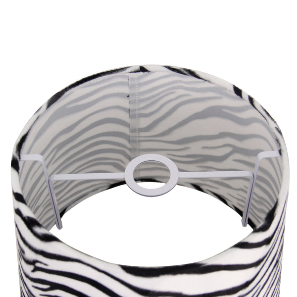 Detailaufnahme des Lampenschirms Zebra in elegantem Weiß und Schwarz. Ideal für einen modernen Japandi-Stil in jedem Raum.