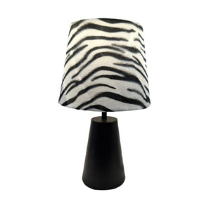 Die Zebra Tischleuchte in Weiß und Schwarz bringt modernen Chic in jeden Raum. Ideal für stilvolle Akzente auf dem Tisch.