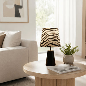 Die Zebra Tischleuchte in Schwarz und Weiß bringt einen Hauch von Eleganz in jedes Wohnzimmer. Ideal für gemütliche Abende.